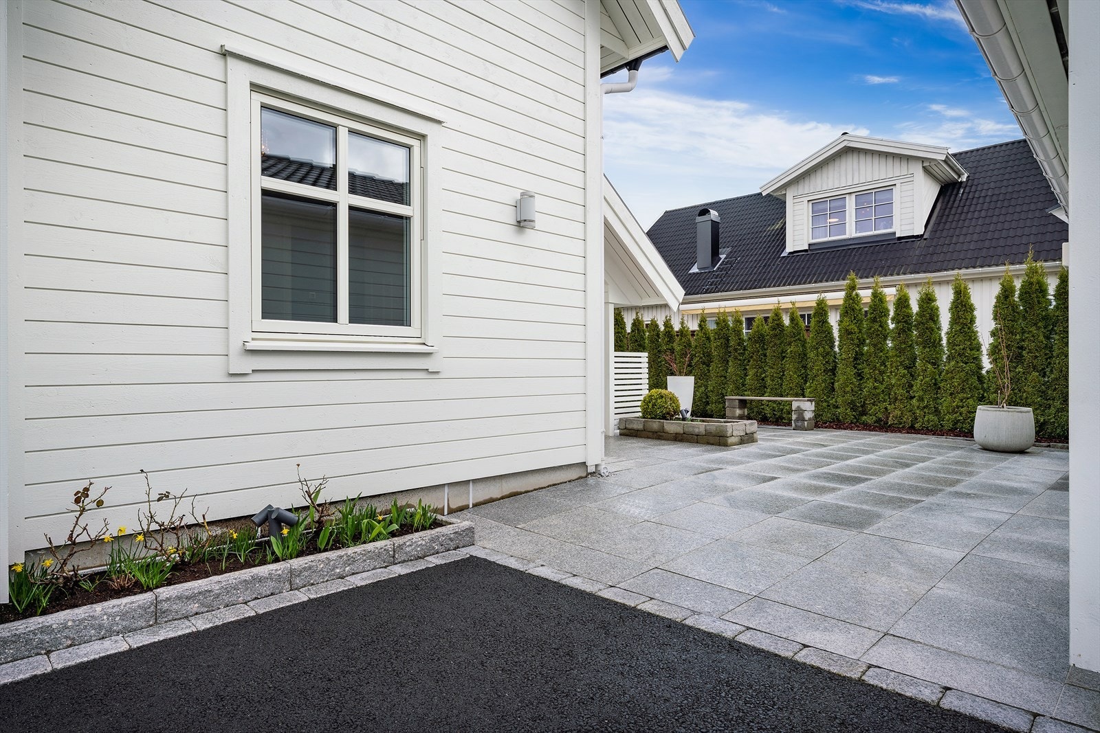 - Pent og innbydende inngangsparti. Nydelig stenarbeider - Galleribilde