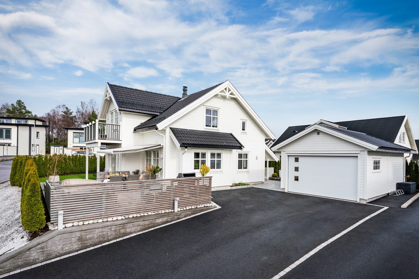 - Tomten fremstår svært flott og velholdt. Innkjørsel ble asfaltert og steinlagt med granitt i 2021 - Galleribilde