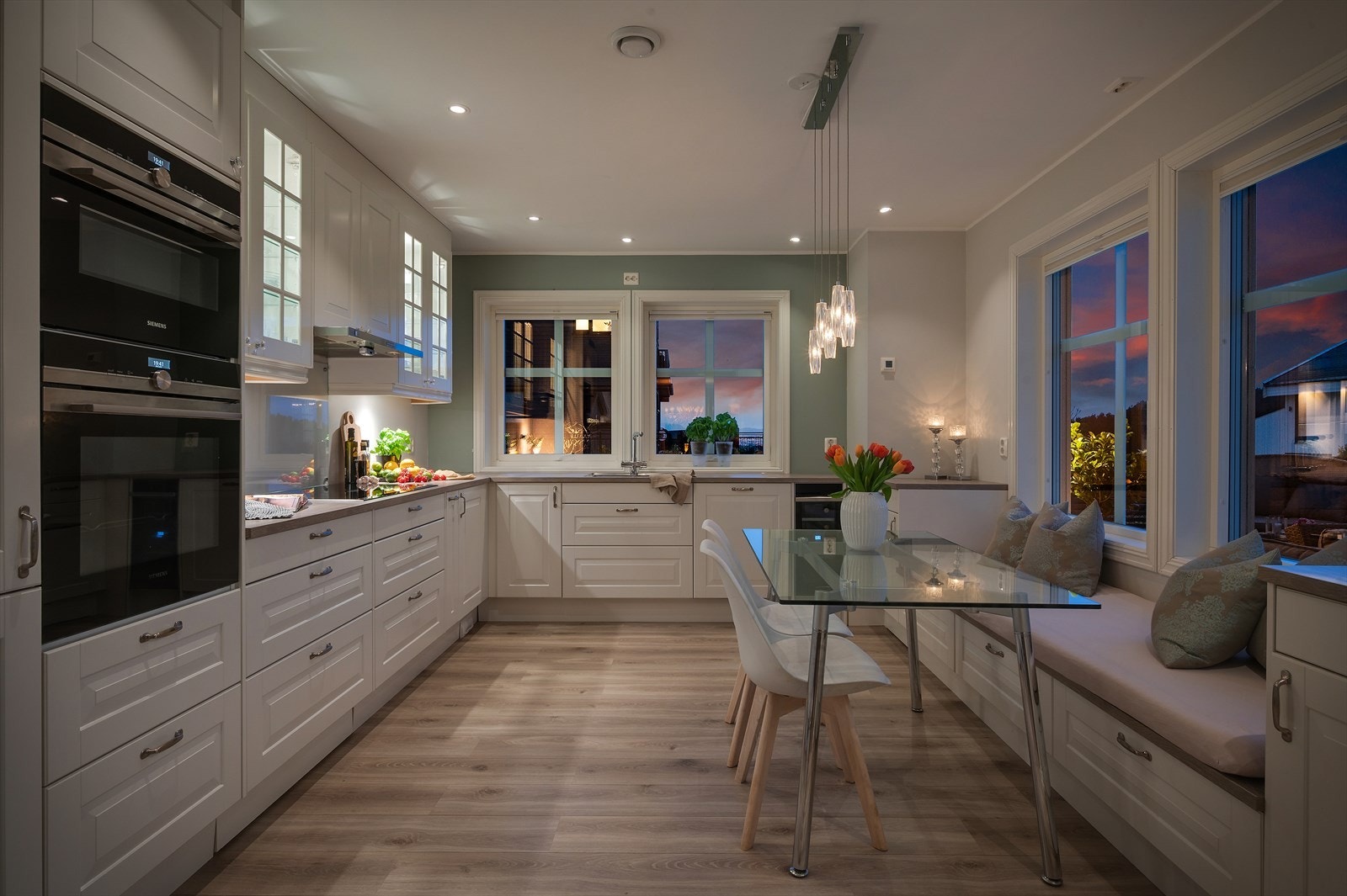 - Ny eier får gleden av helintegrerte hvitevarer som stekeovn, steke-/mikrobølgeovn, platetopp m/induksjon (80 cm), oppvaskmaskin, kjøleskap og vinskap (!) - Galleribilde