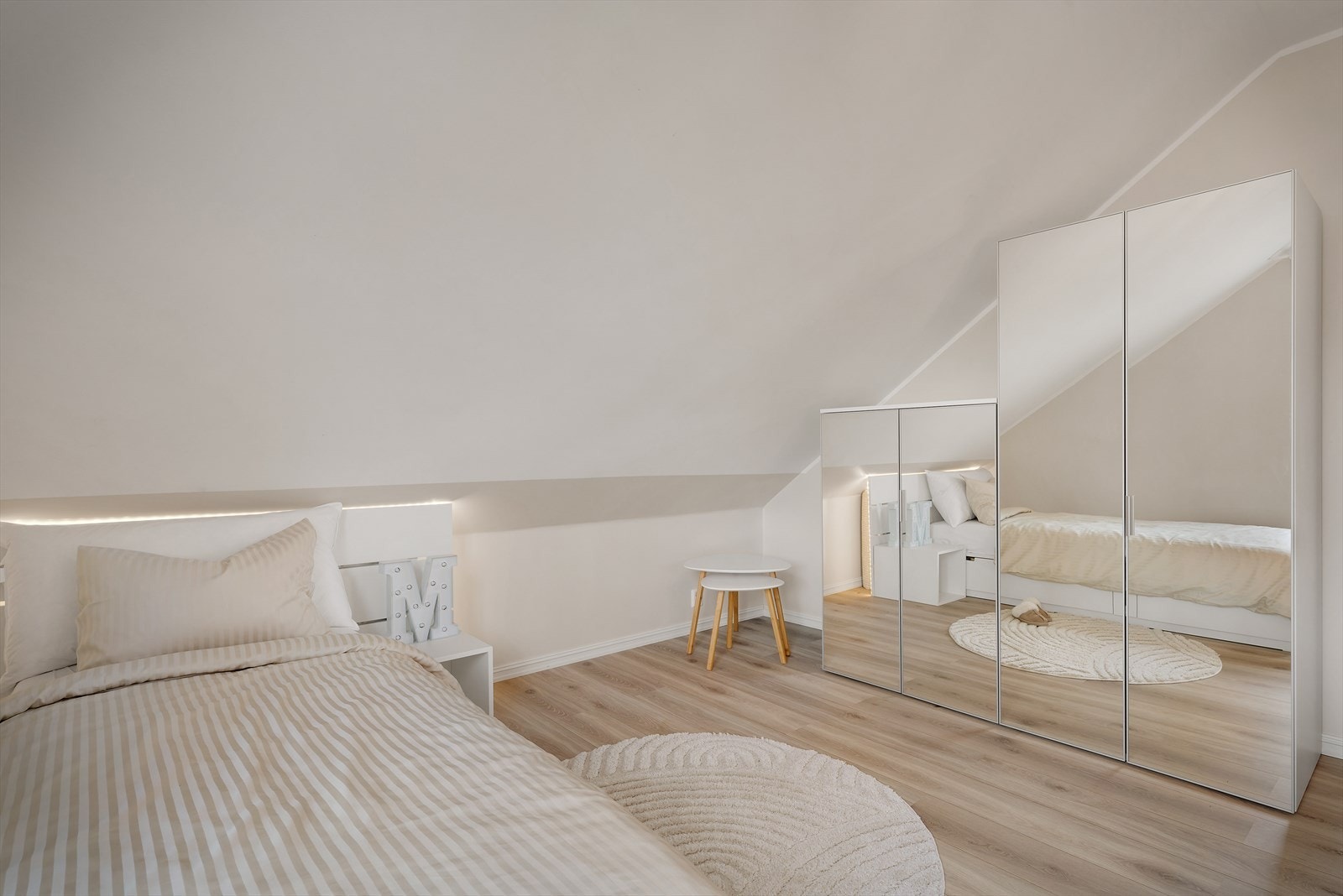 - God plass til seng i ønsket størrelse, samt øvrig møblement - Galleribilde