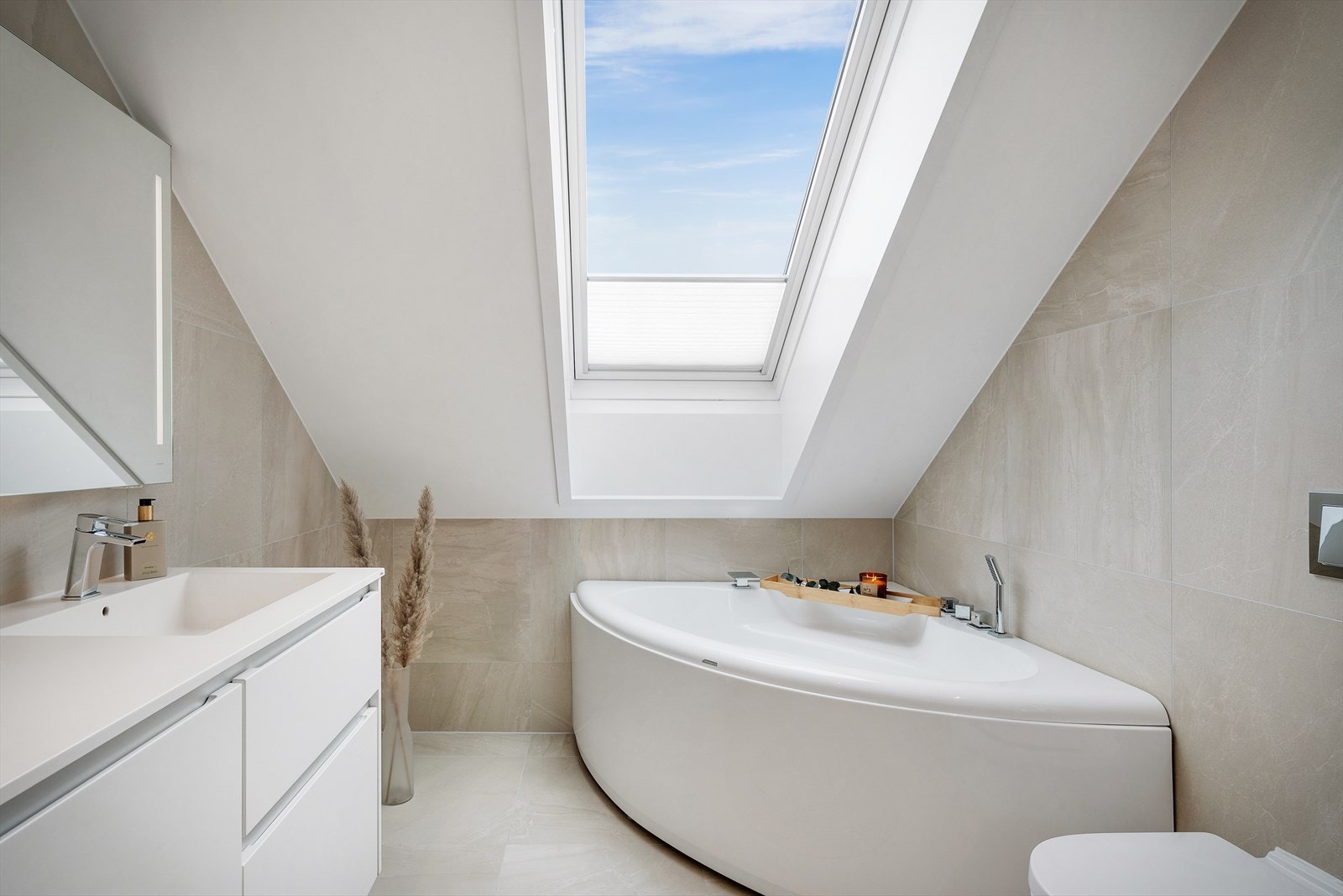 - Innredet med servantmøbel fra Kvik, speil med integrert belysning, vegghengt toalett, badekar og dusjhjørne med innfellbare glassdører - Galleribilde