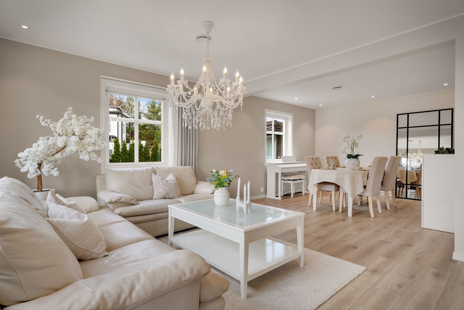 - Boligen har et BRA-i på 170m² fordelt over 2 plan, med en praktisk og familievennlig planløsning - Galleribilde