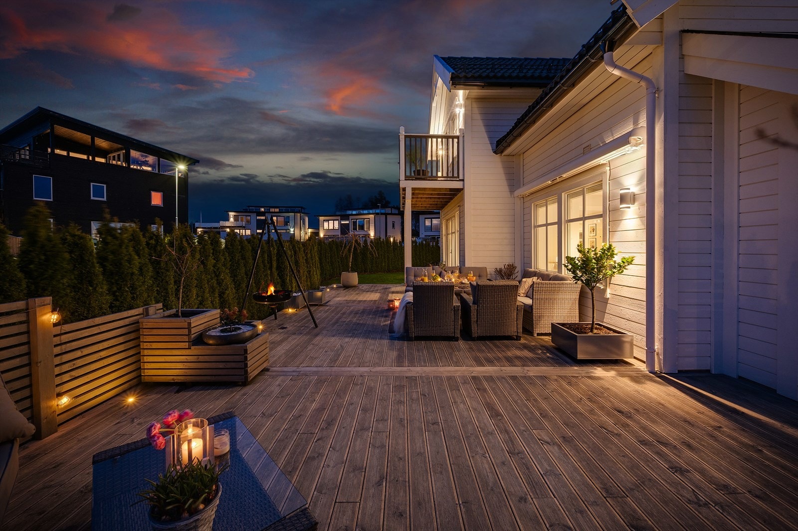 - Terrassen oppleves privat, godt skjermet med hekk og gjerde rundt hele tomten - Galleribilde