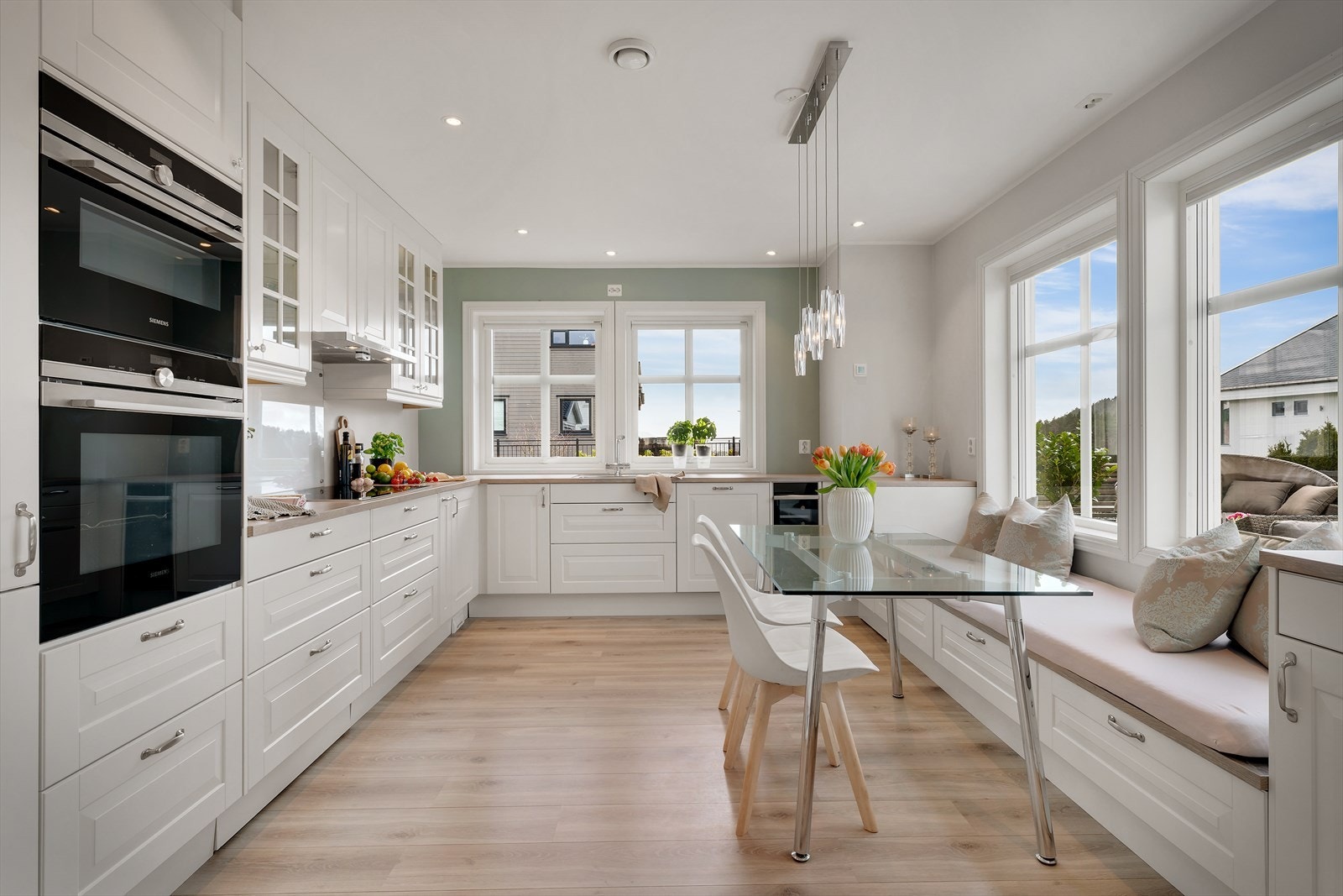 - Fantastisk kjøkken fra kvalitetsleverandøren Norema, med profilerte fronter, glassfronter og benkeplate av laminat - Galleribilde