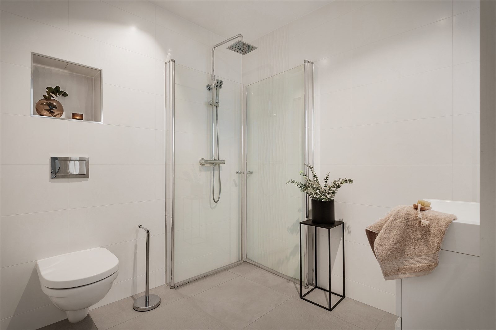 - Boligen har to baderom + vaskerom. Merk slukrenne i dusj - Galleribilde