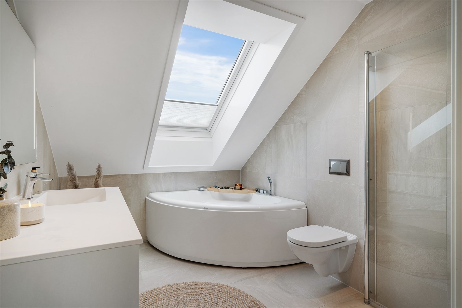 - Lekkert, helfliset baderom med behagelig varme i gulv - Galleribilde