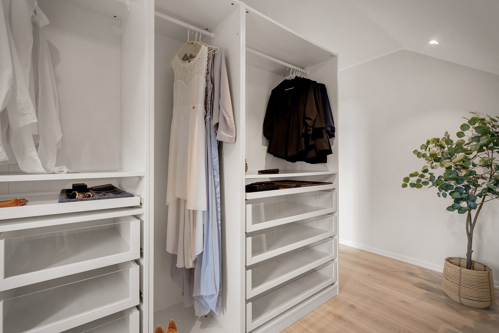 - Merk at all garderobeløsning her medfølger handelen helt kostnadsfritt - Galleribilde