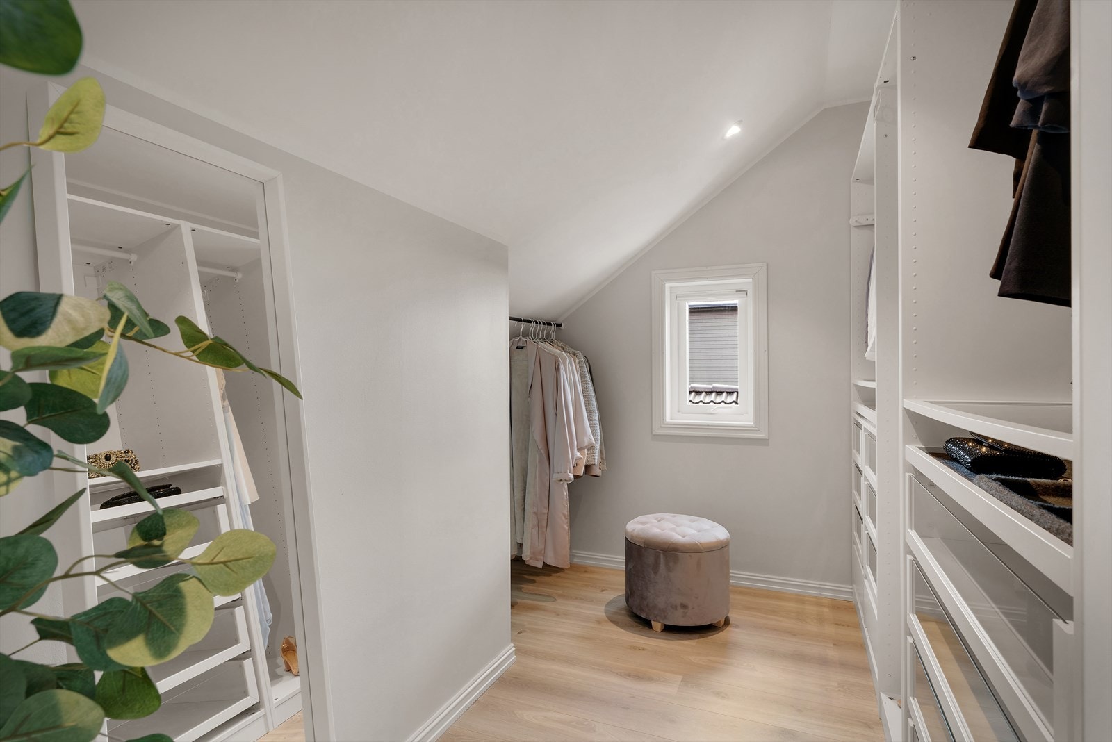 - Omkledningsdel i tilknytning til hovedsoverommet - Galleribilde