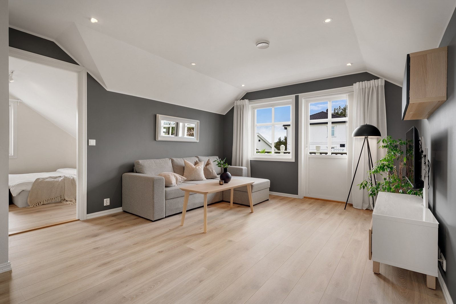 - Loftstuen måler 23,5m² - Galleribilde