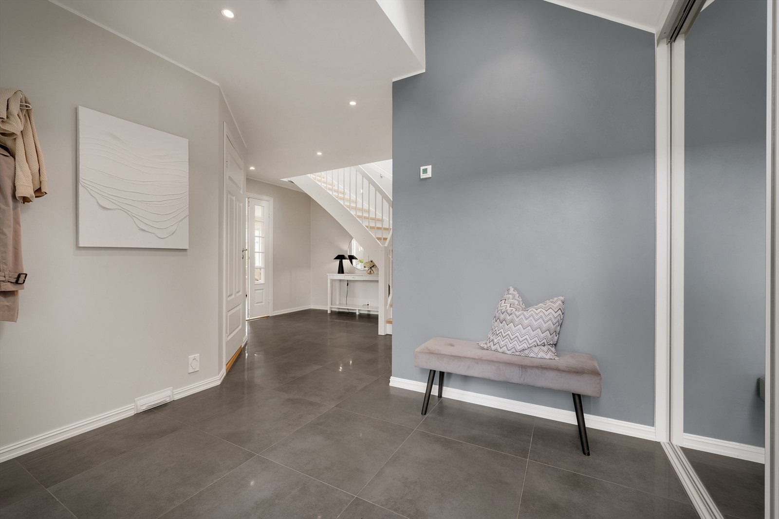 - Romslig inngangshall på hele 17m² med integrert garderobeløsning med skyvedører i speil - Galleribilde