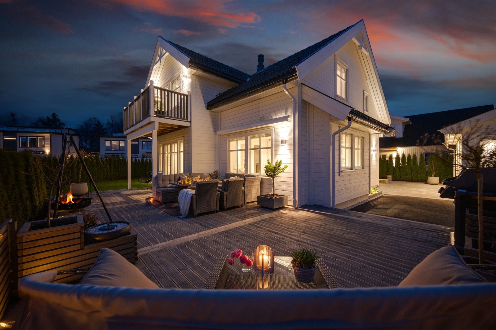 - Selger har lagt stor vekt på opparbeidelsen av uteområdet, med flotte, gjennomtenkte soner til glede for hele familien - Galleribilde