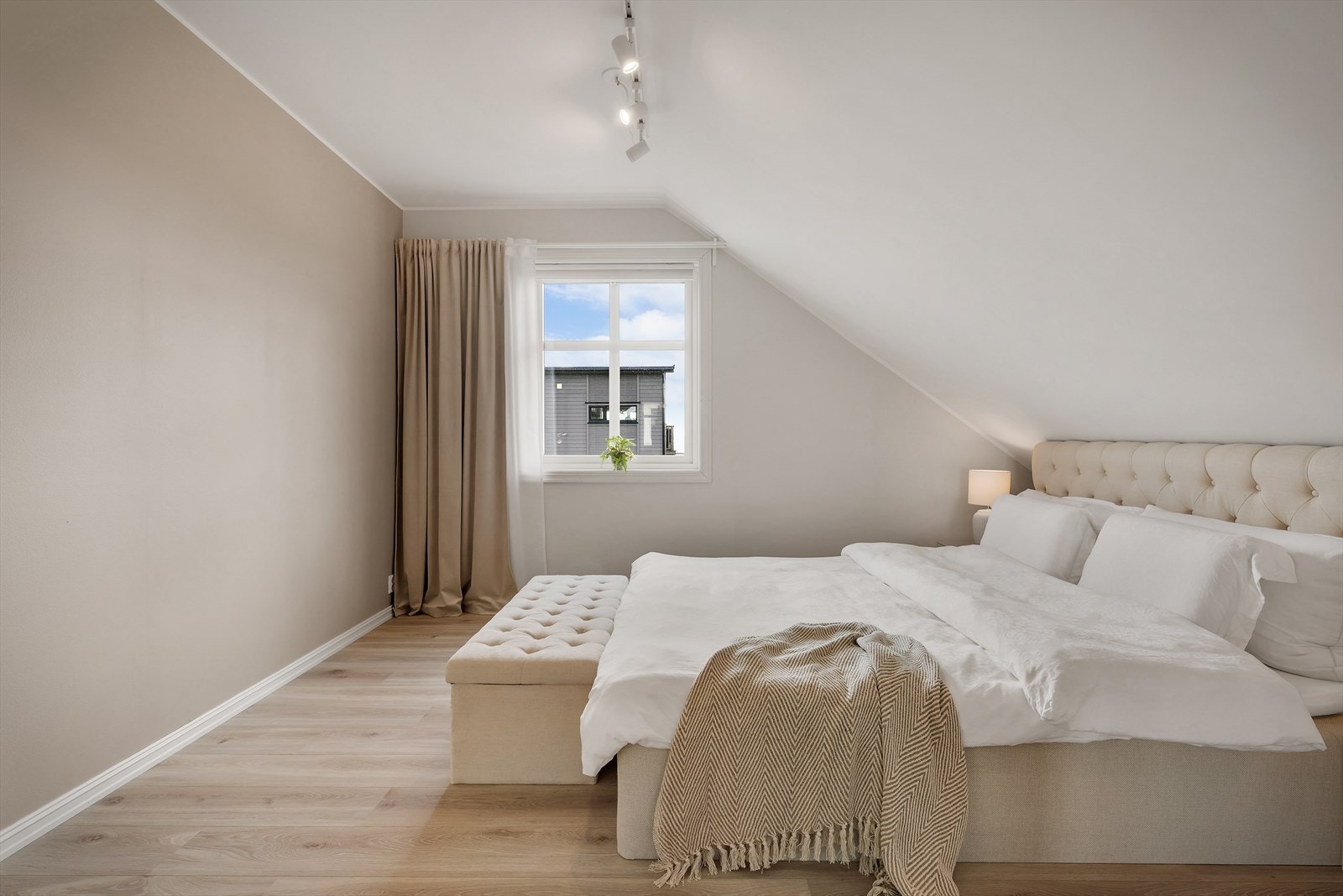 - Hovedsoverommet måler hele 18,3m² (inkl. omkledningsdel) - Galleribilde