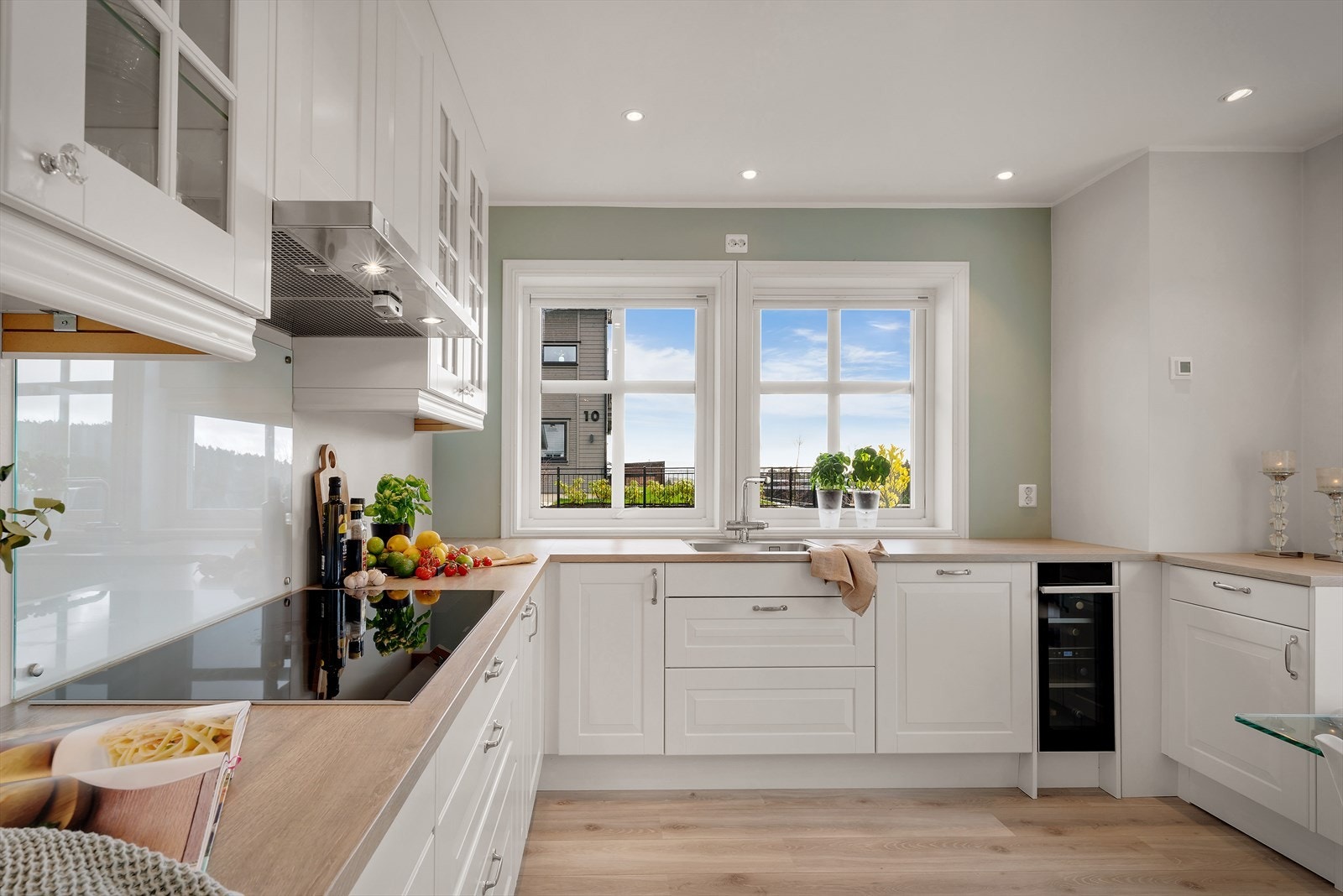 - Rikelig med skap- og benkeplass sørger for gode arbeidsforhold for husets kokk - Galleribilde