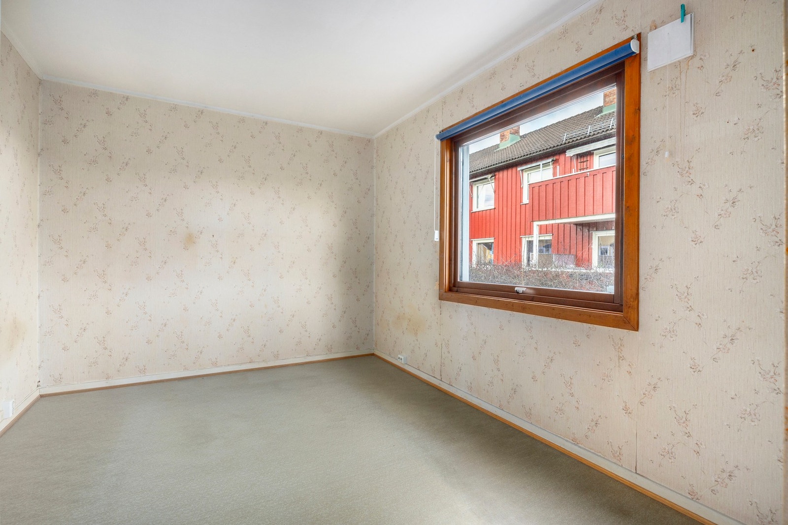 Soverom 1 - Soverommet er av god størrelse og har god plass til dobbeltseng, nattbord og garderobeskap. Galleribilde