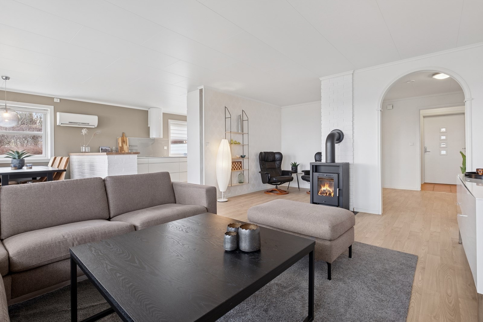 Stuen er av meget god størrels og varmes opp med vedfyring og varmepumpe. Galleribilde