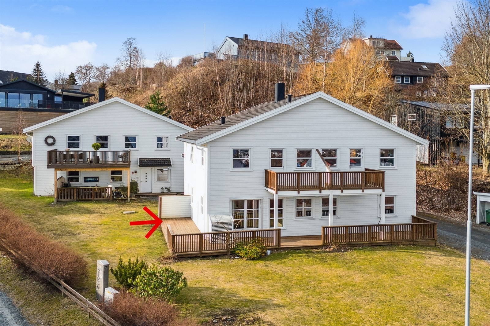 Leiligheten ligger i 1. etasje med utgang til terrasse og plen. Galleribilde