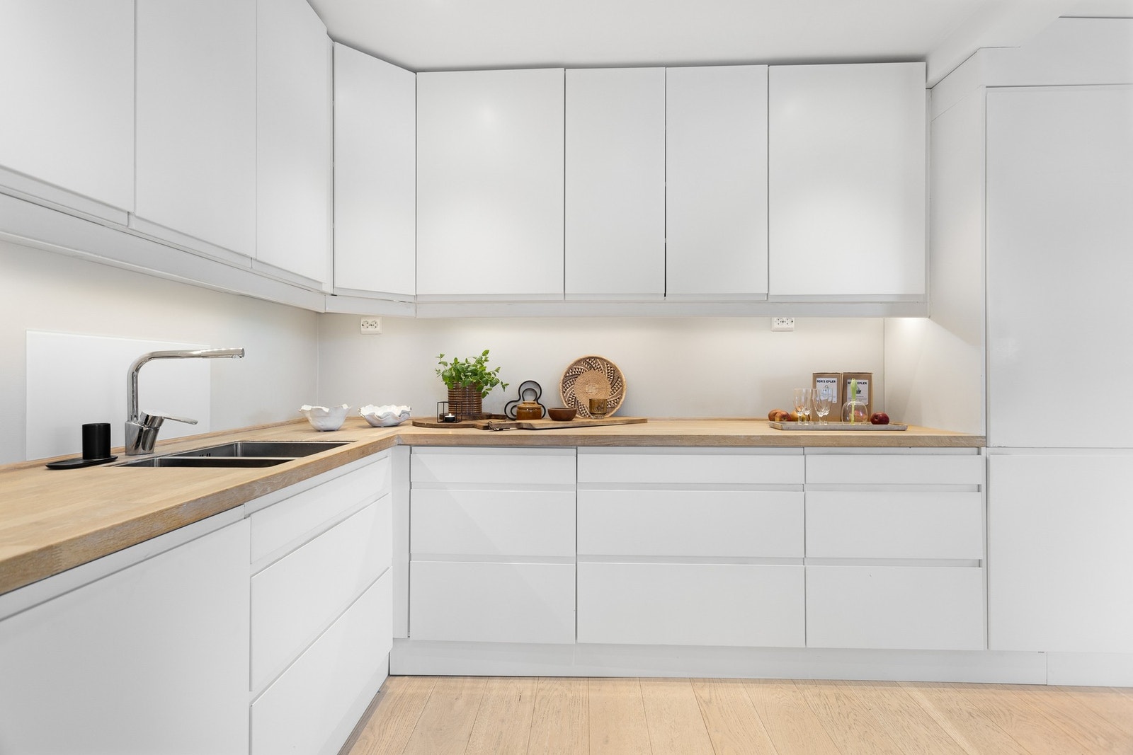 På kjøkkenbenken er det satt frem eplemost - produsert fra frukttrærne i hagen! Mulighet for en smak på visning! Galleribilde