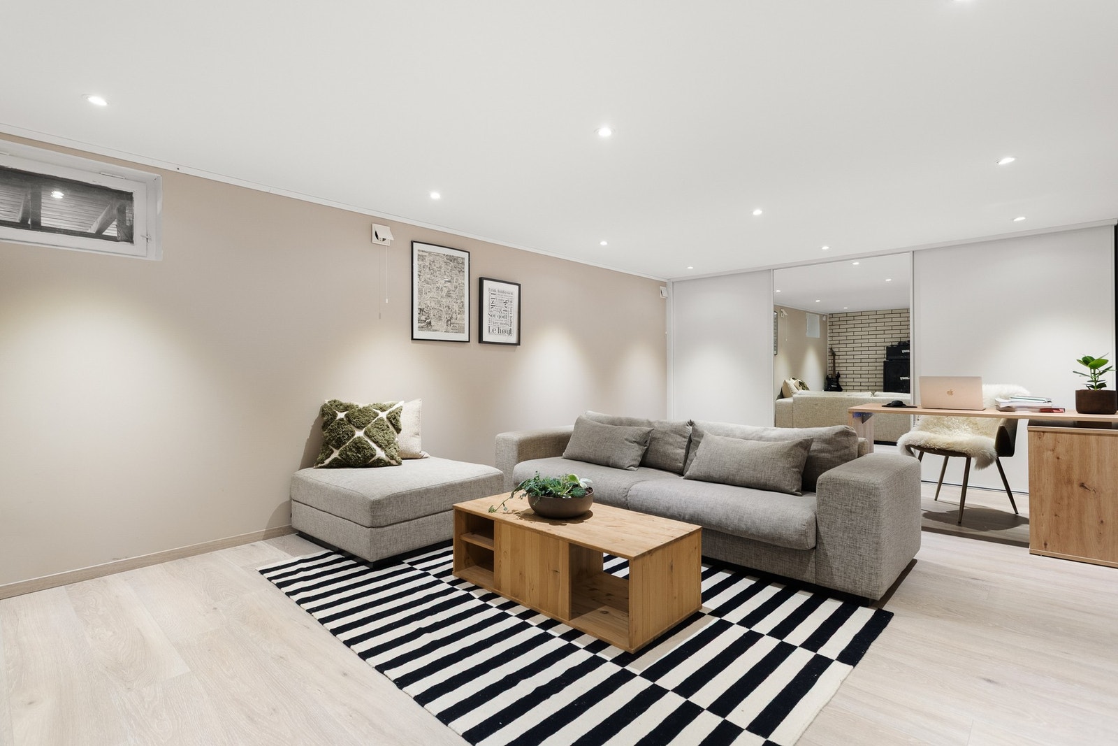 I underetasjen er det en stor og flott stue med god møbleringsfrihet - et kjærkomment rom for familien. Galleribilde