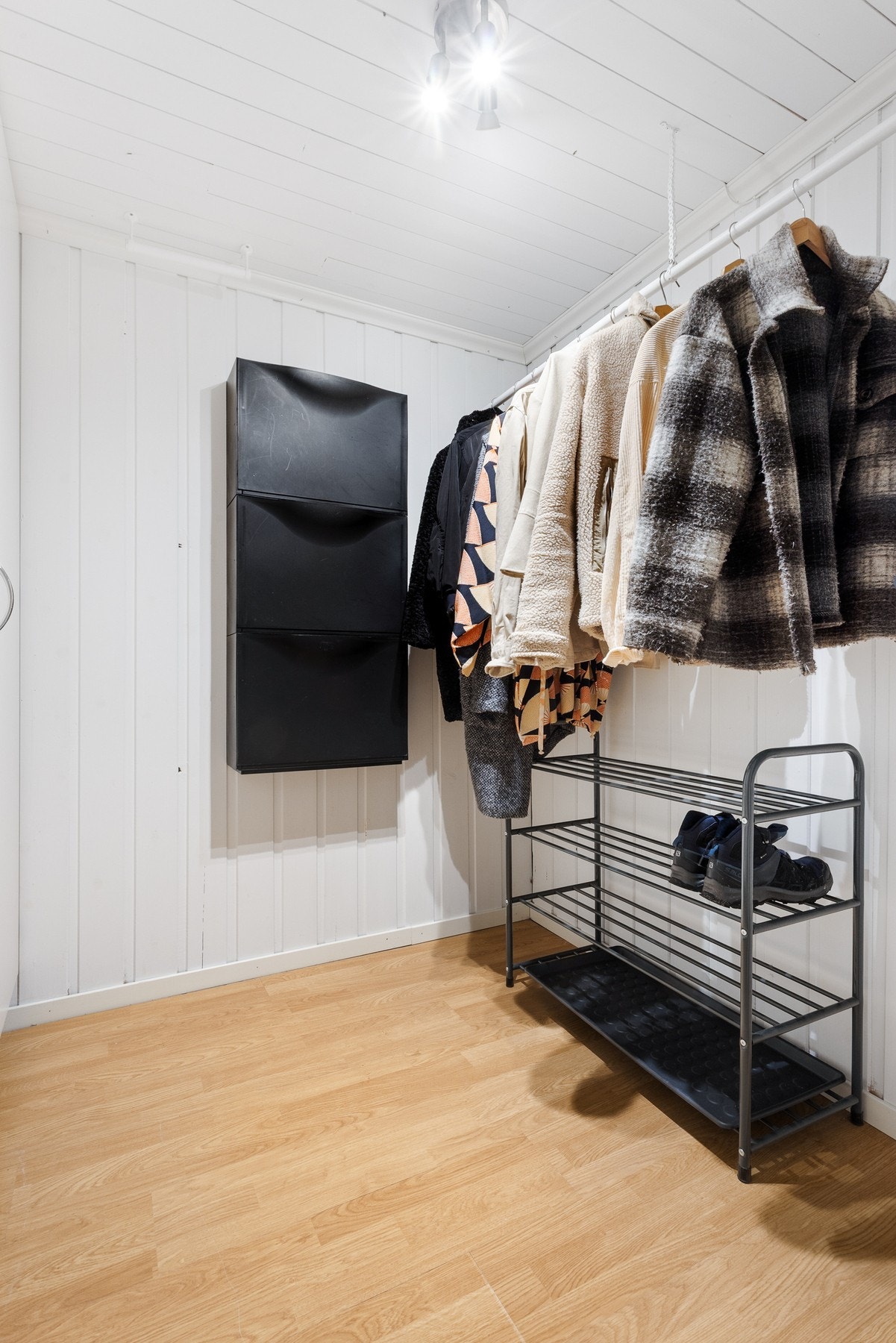 I u.etg. er det garderoberom og boder for ekstra lagring. Galleribilde