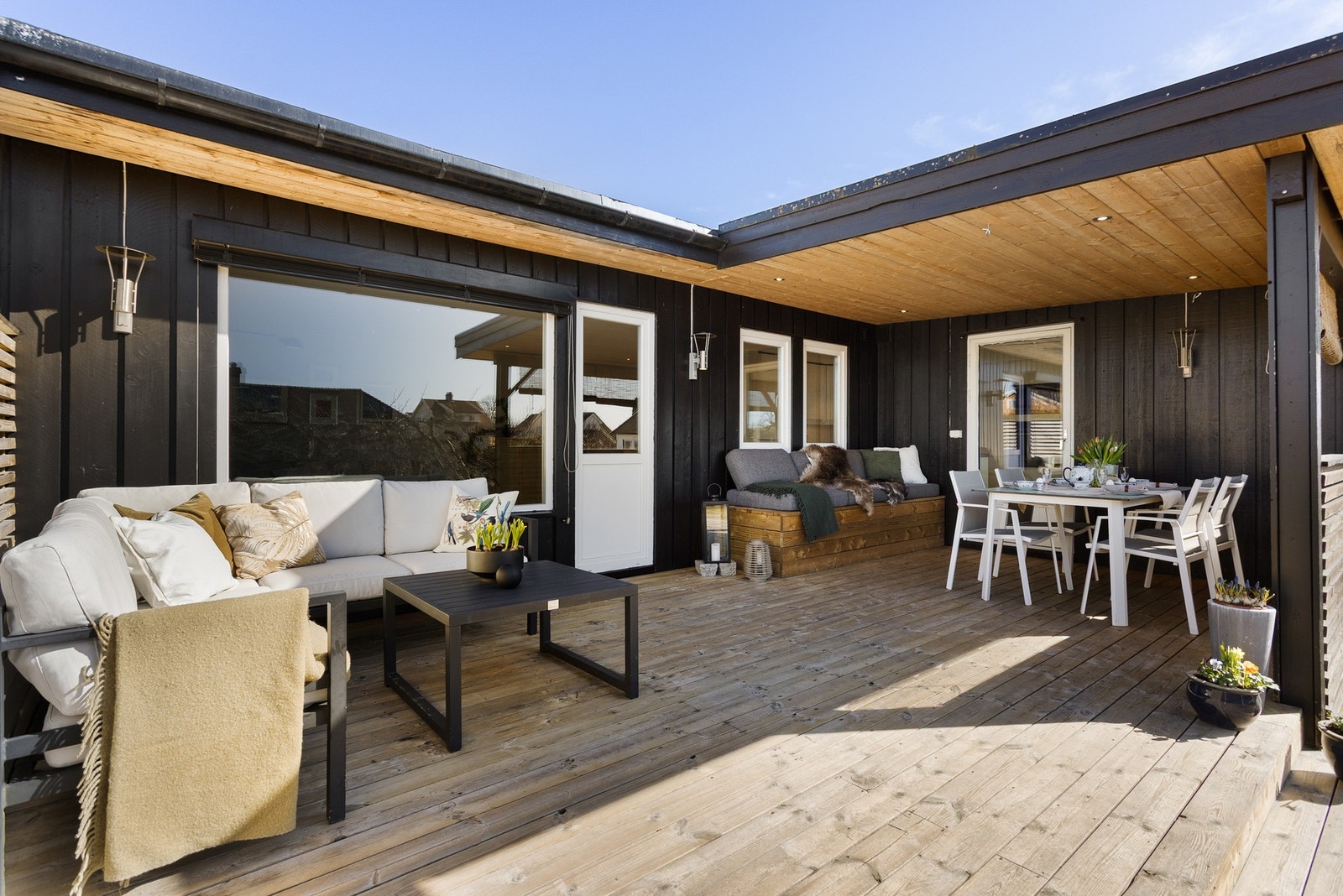 Terrassen var ny i 2020 og har delvis overbygg. Vestvendt og adkomst til skjermet hage. Galleribilde