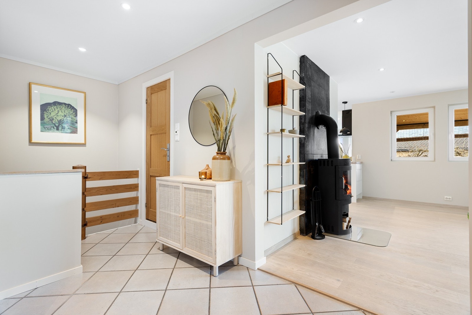 Romslig hall ved inngangspartiet. Galleribilde