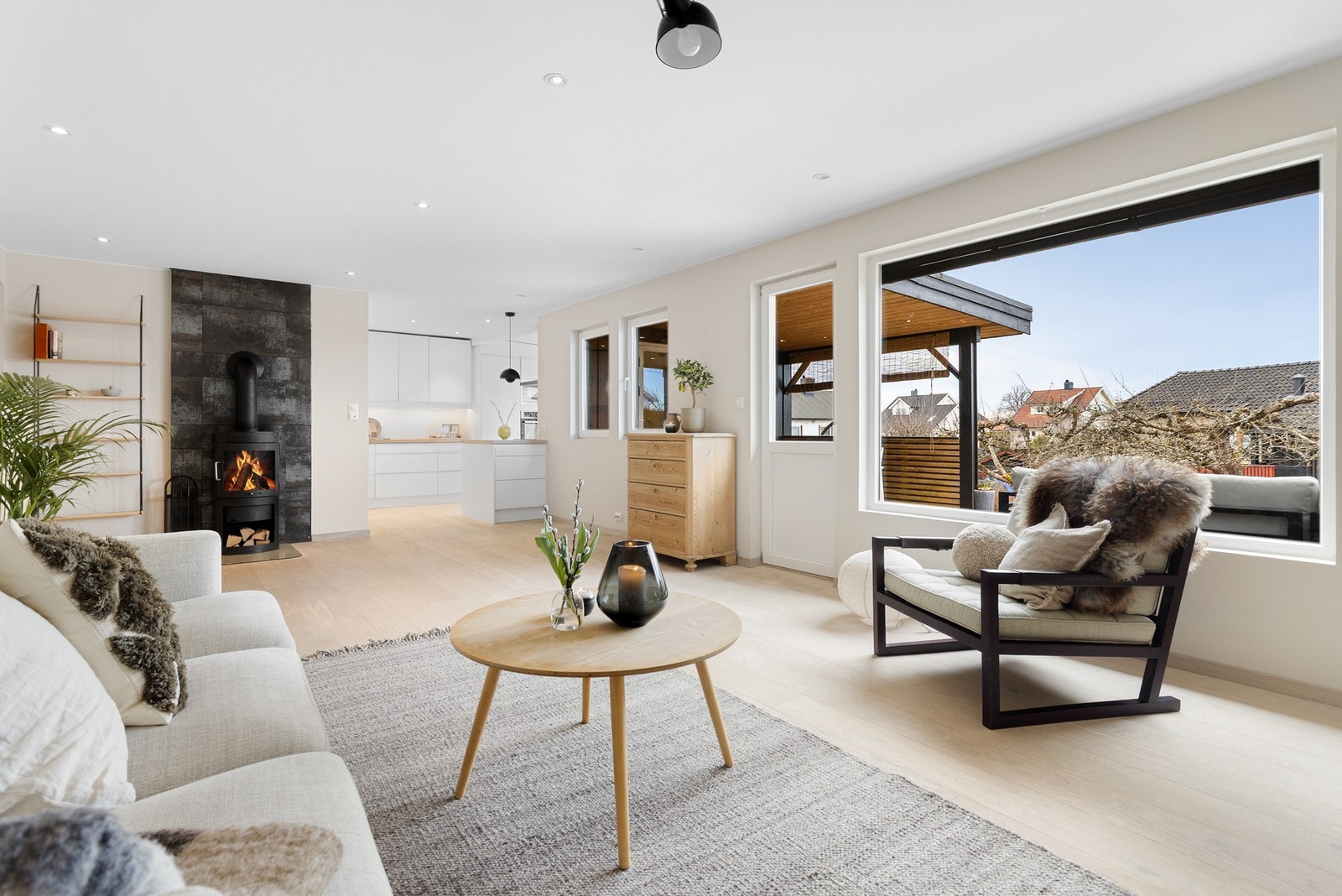 Rommet har store vindusflater som slipper inn rikelig med naturlig lys. Videre er det også montert solskjerming. Galleribilde