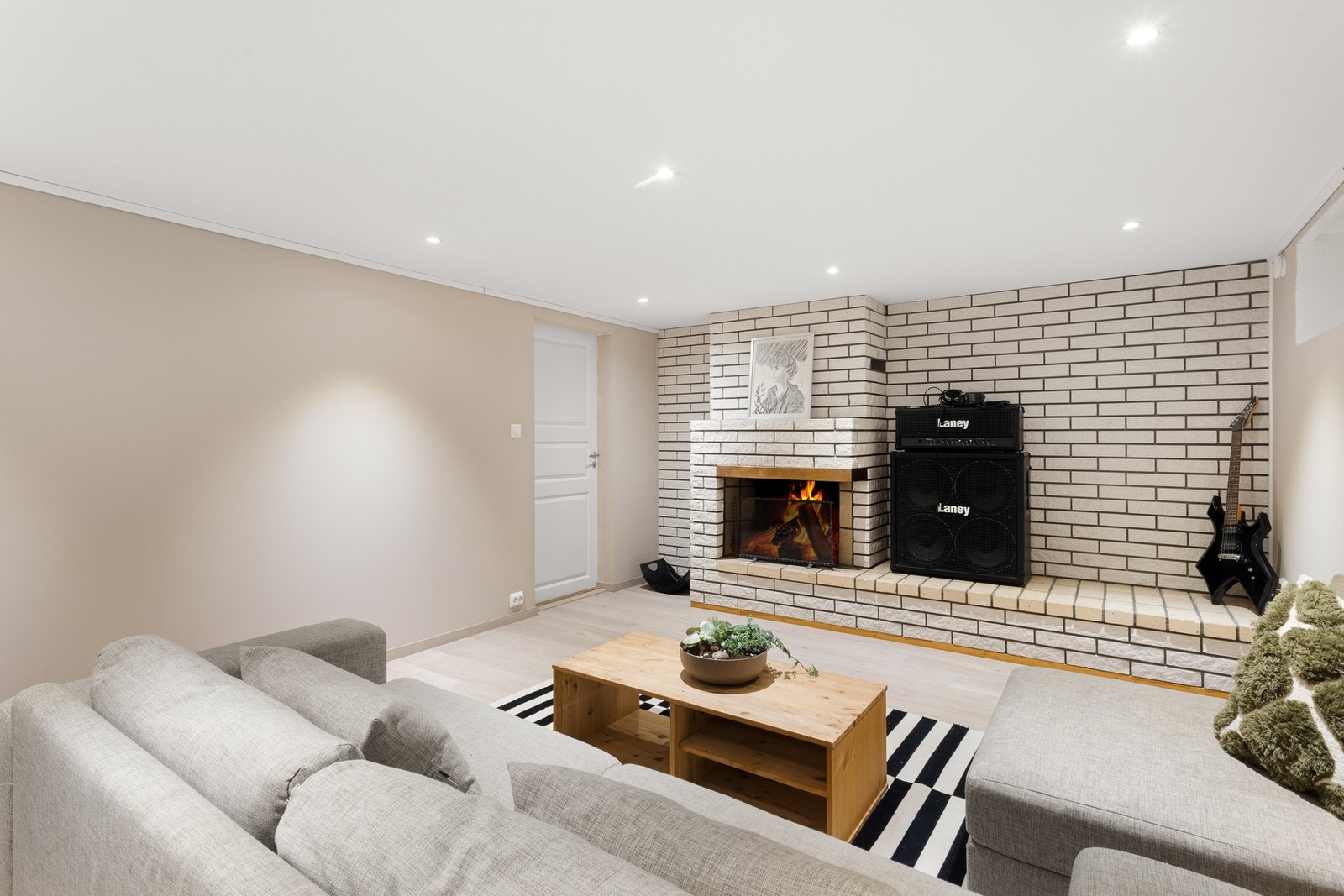I kjellerstuen er det montert åpen peis for ekstra varme og hygge. Galleribilde