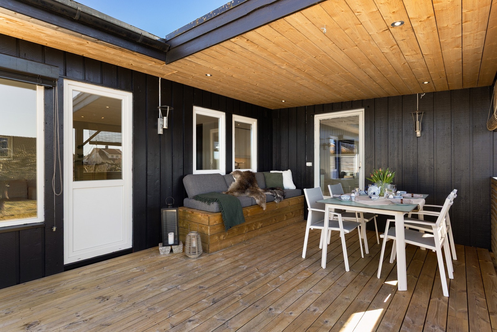 Adkomst til terrassen fra stue og kjøkken. Galleribilde