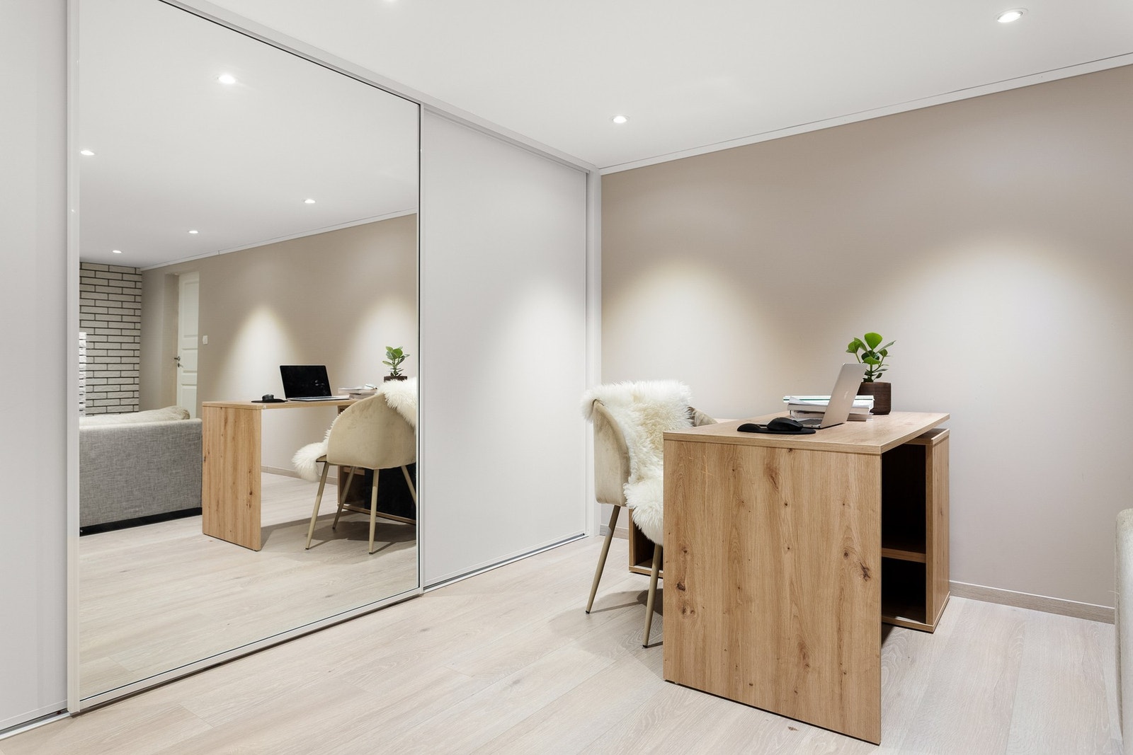 Montert et stort garderobeskap langs den ene veggen som gir godt med lagringsplass. Galleribilde