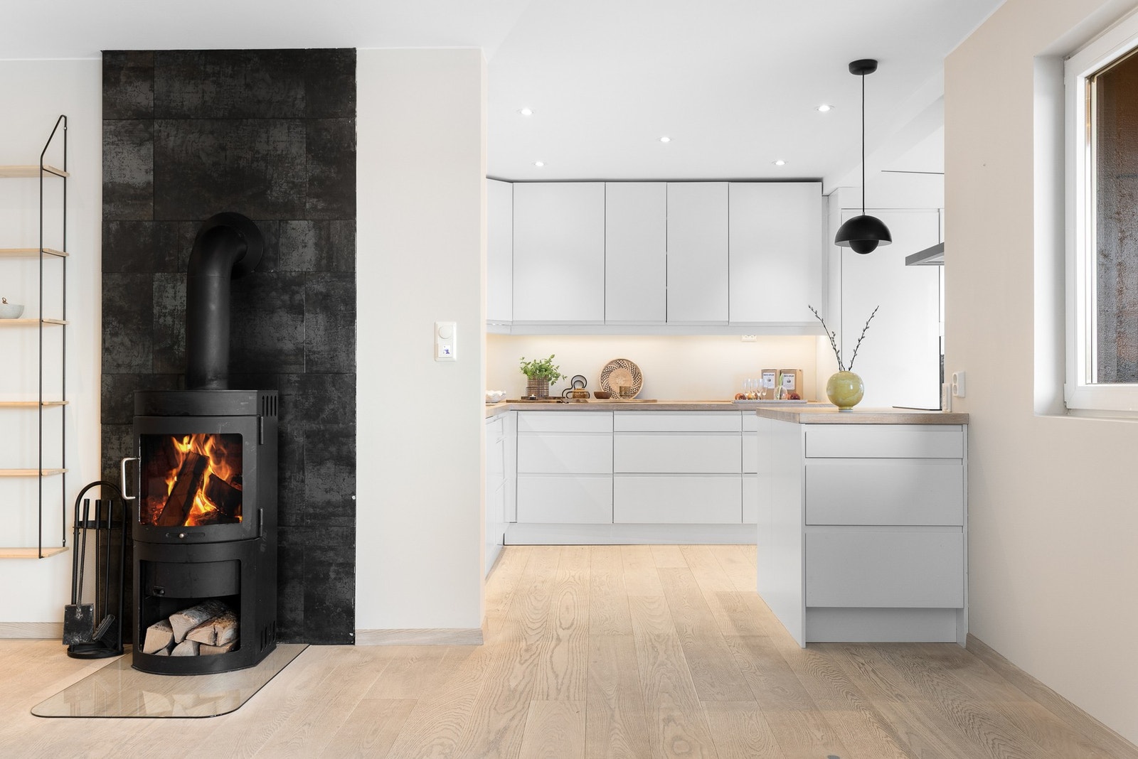 Innbydende kjøkken med delvis åpen løsning mot stuen. Galleribilde