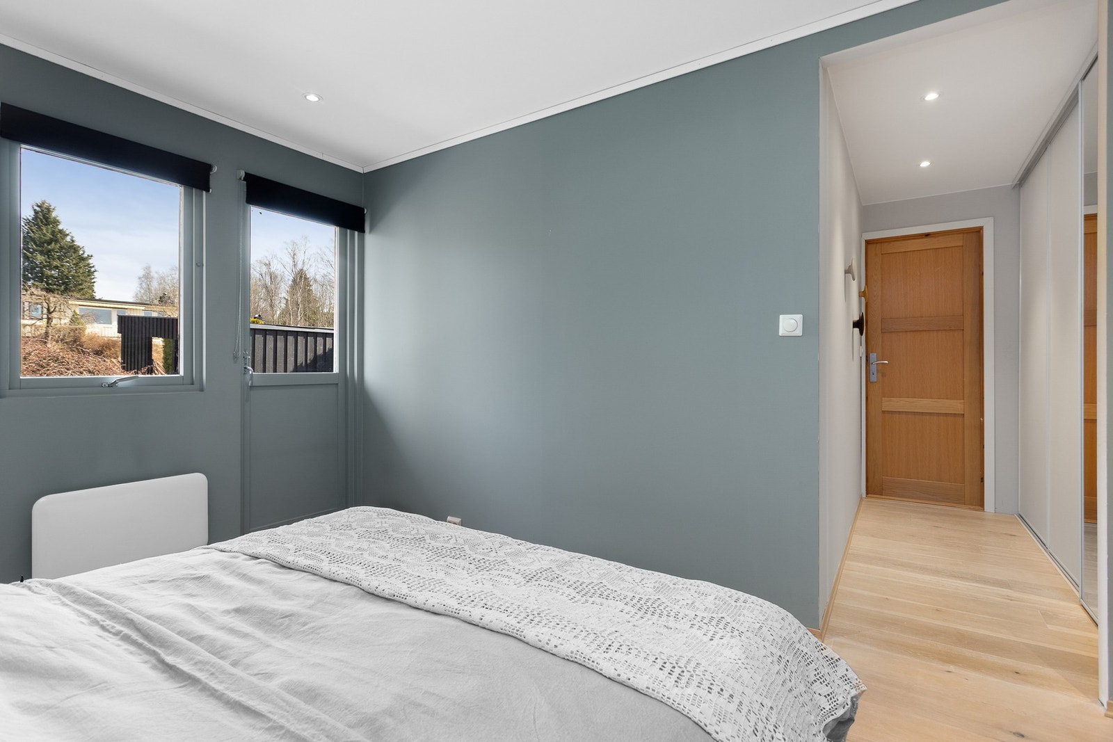 Hovedsoverommet har montert en romslig skyvedørsgarderobe. Galleribilde