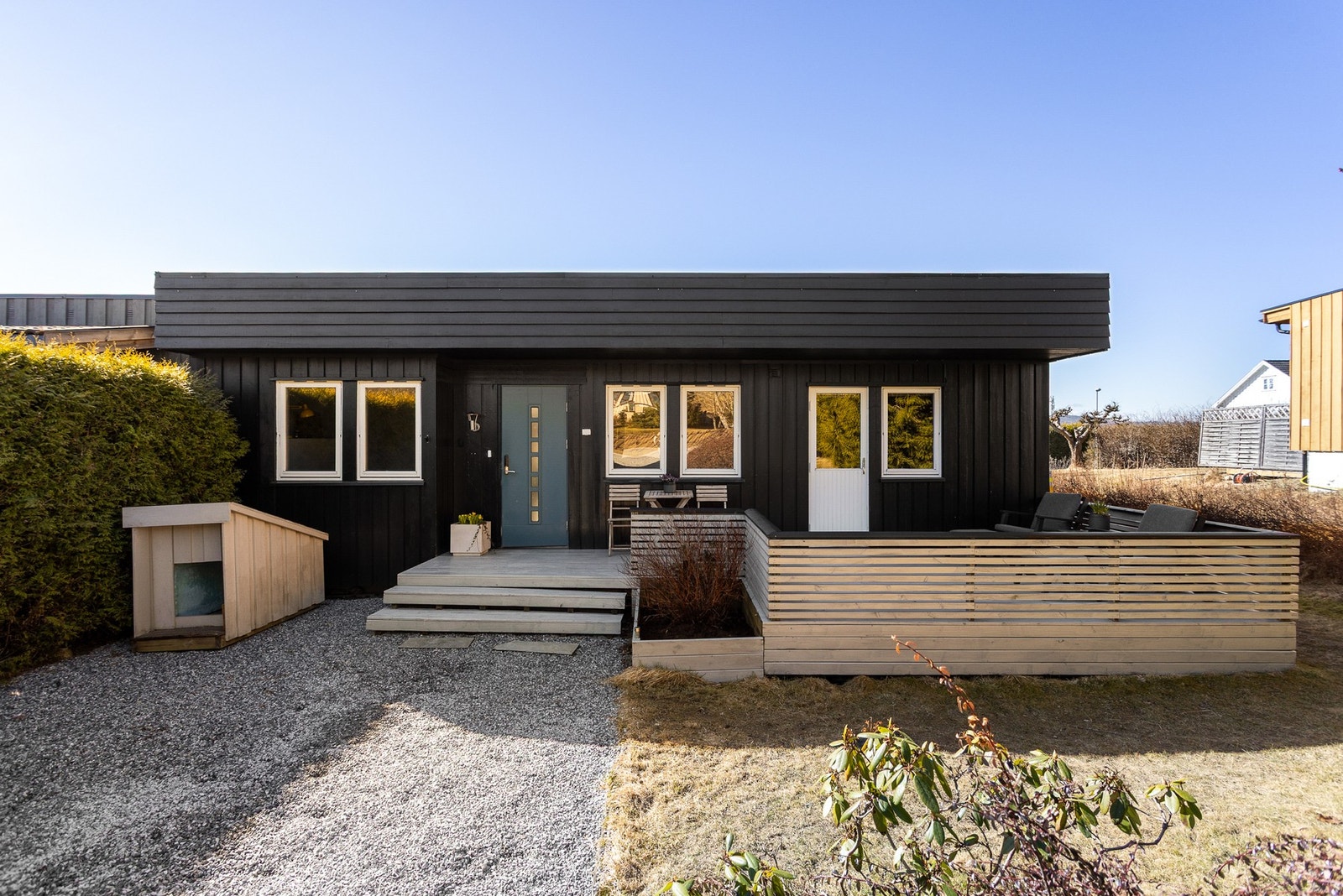 Eiendommen har et østvendt inngangsparti med hyggelig terrasse. Galleribilde