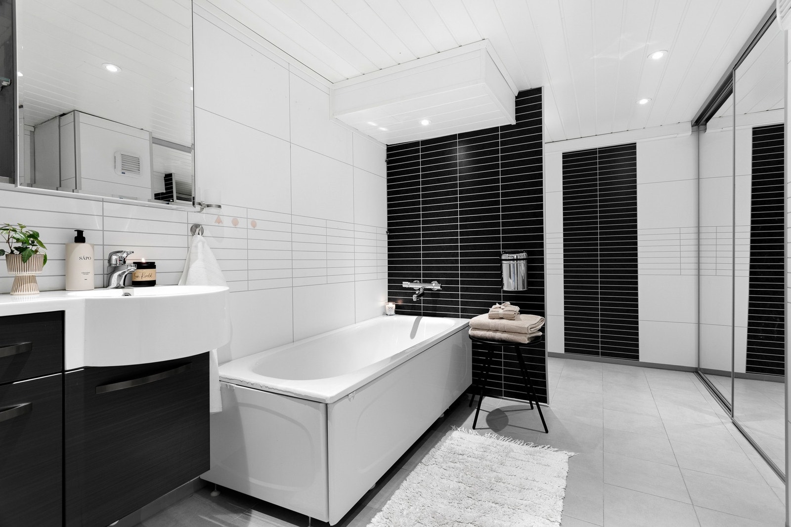 Badet i kjelleren er av god størrelse, og er kombinert vaskerom. Galleribilde