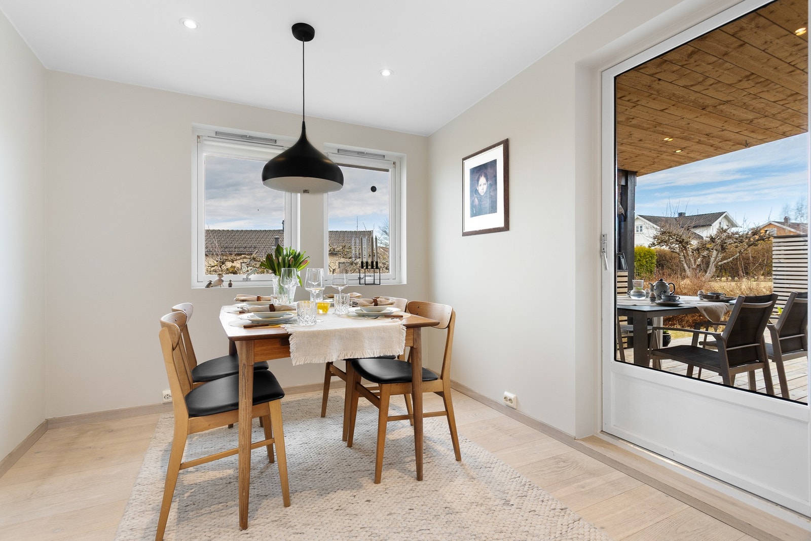 Rommet er av god størrelse med mulighet for spisebord. Her kan hele familien samles! Galleribilde