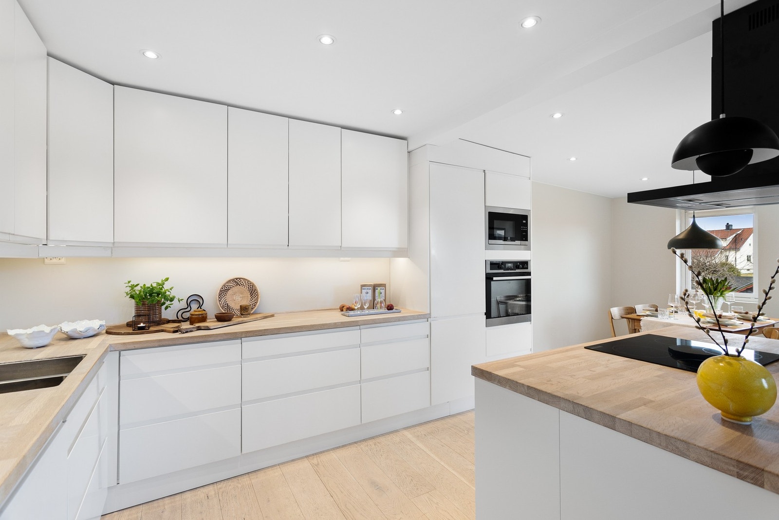 Kjøkkeninnredningen er av typen, Epoq med slette fronter og heltre benkeplater. Integrerte hvitevarer. Galleribilde