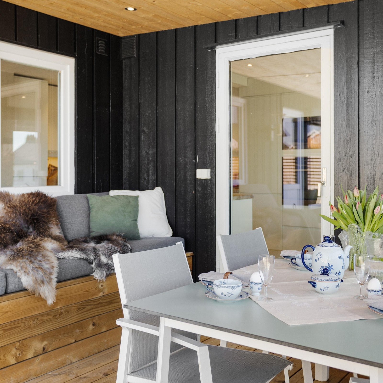 Fra spiseplassen på kjøkkenet er det direkte adkomst til veranda med overbygg. Galleribilde