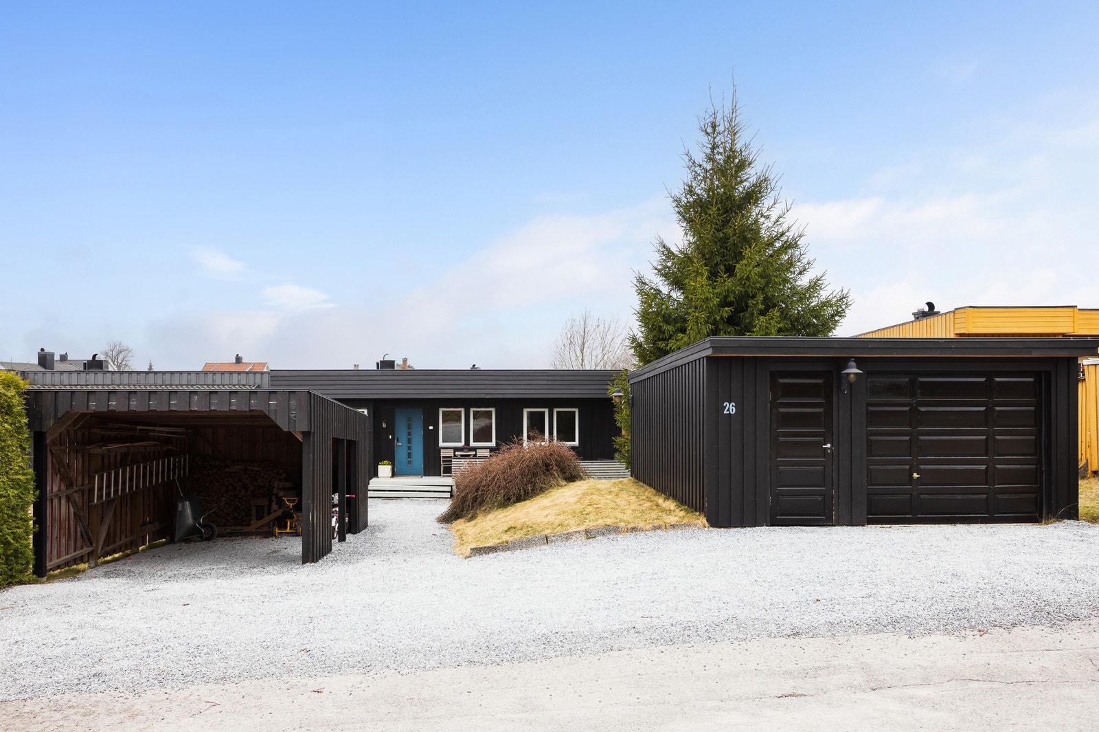 Eiendommen har en gruset innkjørsel med flere biloppstillingsplasser rett ved inngangsdøren, samt parkering i egen garasje og carport. Galleribilde