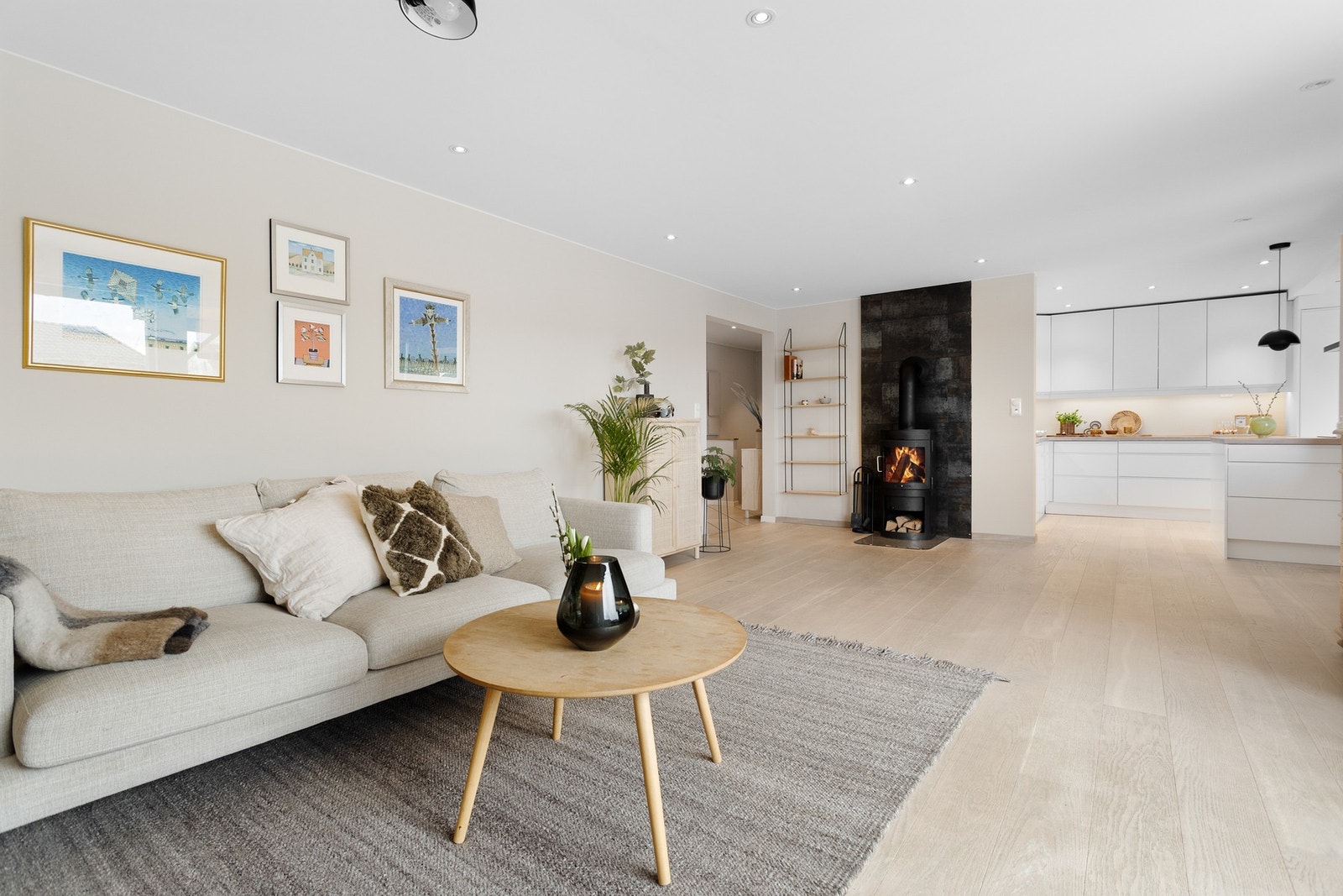 Stuen oppleves som lekker og stilfull. Det er montert en moderne vedovn, og rommet har direkte adkomst til vestvendt veranda. Galleribilde