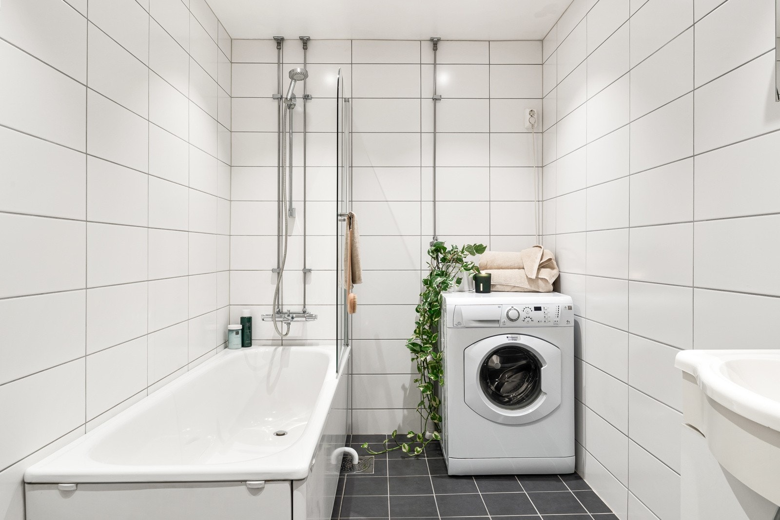 - Lekkert baderom, målt til 5,2 kvm - Galleribilde