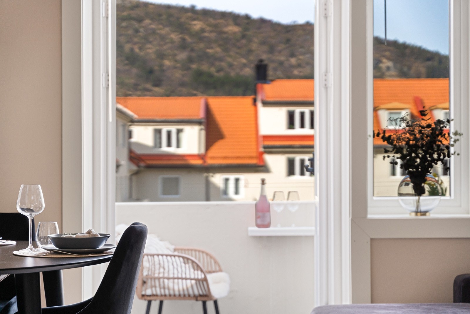 - Utgang til en herlig balkong fra stuen - Galleribilde