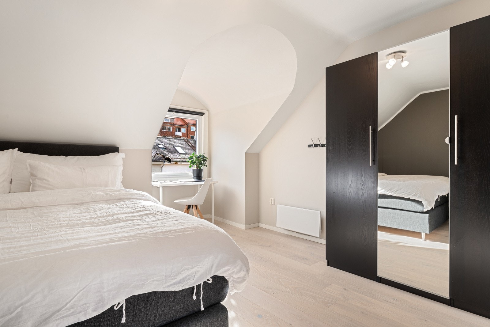 - Dette rommet er av svært god størrelse og målt til hele 14,9 kvm - Galleribilde