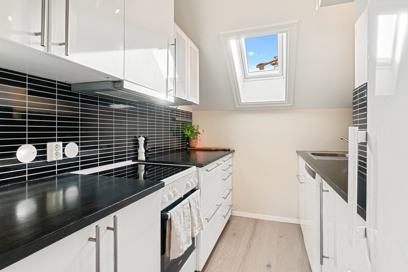 - Et lyst og stilrent kjøkken på 5,8 kvm - Galleribilde