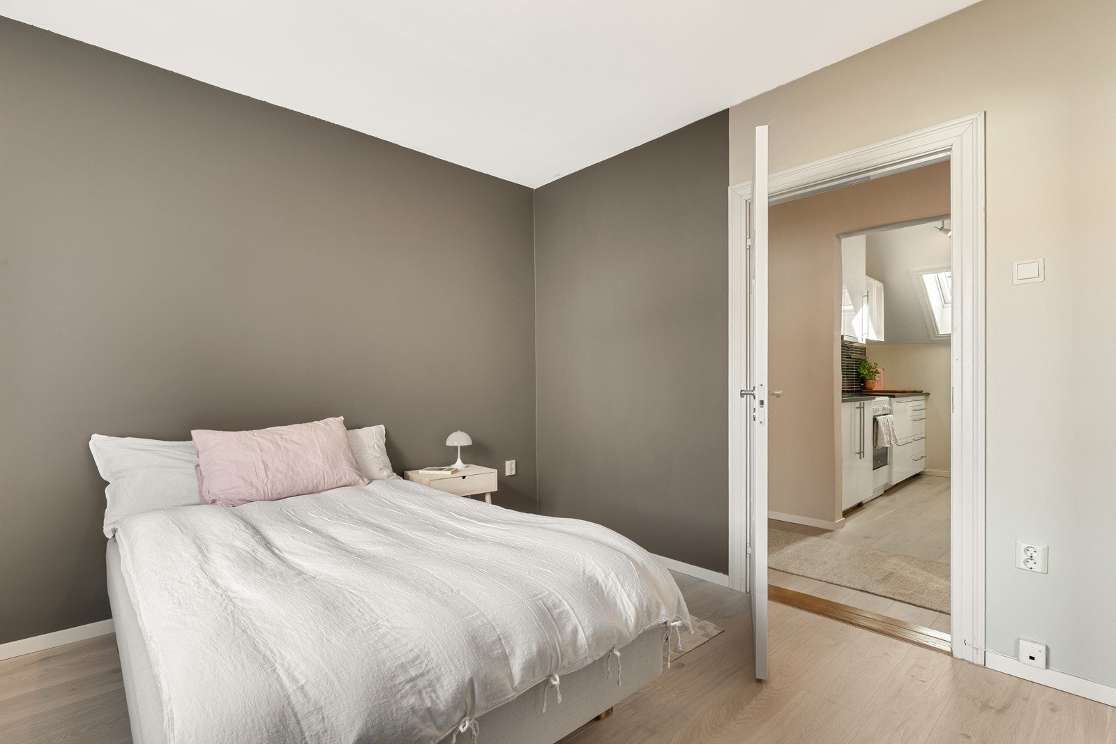 - Målt til 10,5 kvm og er av god størrelse. Dette rommet ble malt i 2025 - Galleribilde