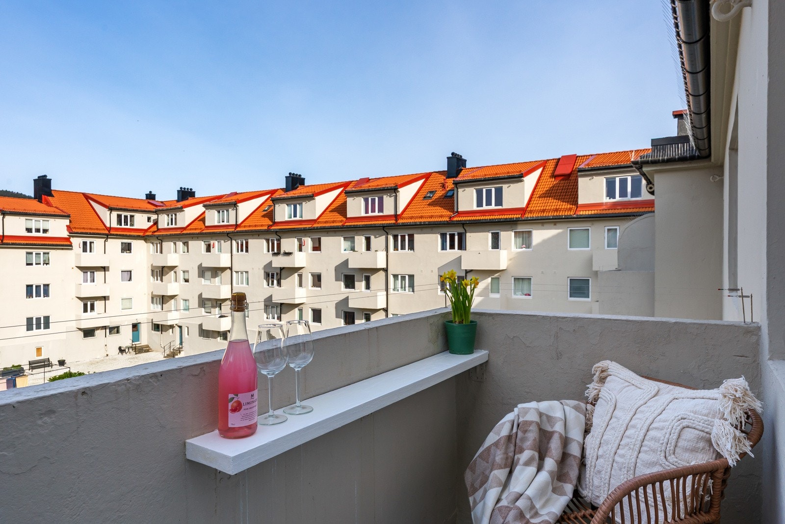 - Her nyter du fantastiske solforhold på vestvendt balkong (bildet tatt kl.10.00 på morgenen)- Galleribilde