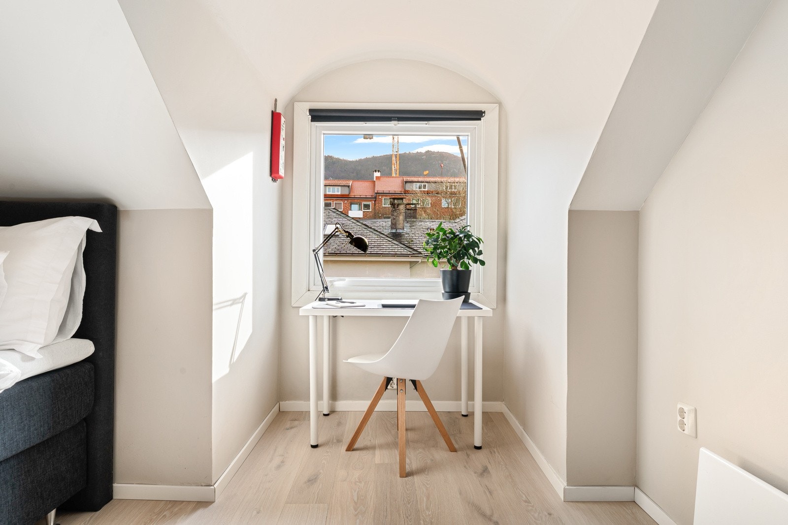 - Rommet har et praktisk innhuk som gir en perfekt plass til pulten - ideelt for hjemmekontor - Galleribilde