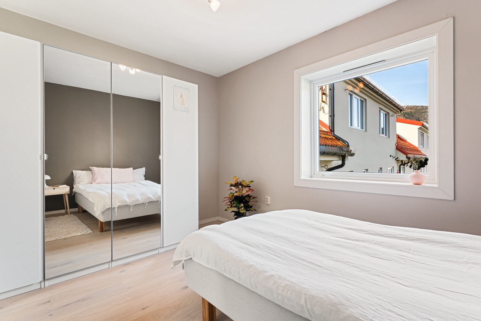 - Her er det godt med plass i det store garderobeskapet - Galleribilde