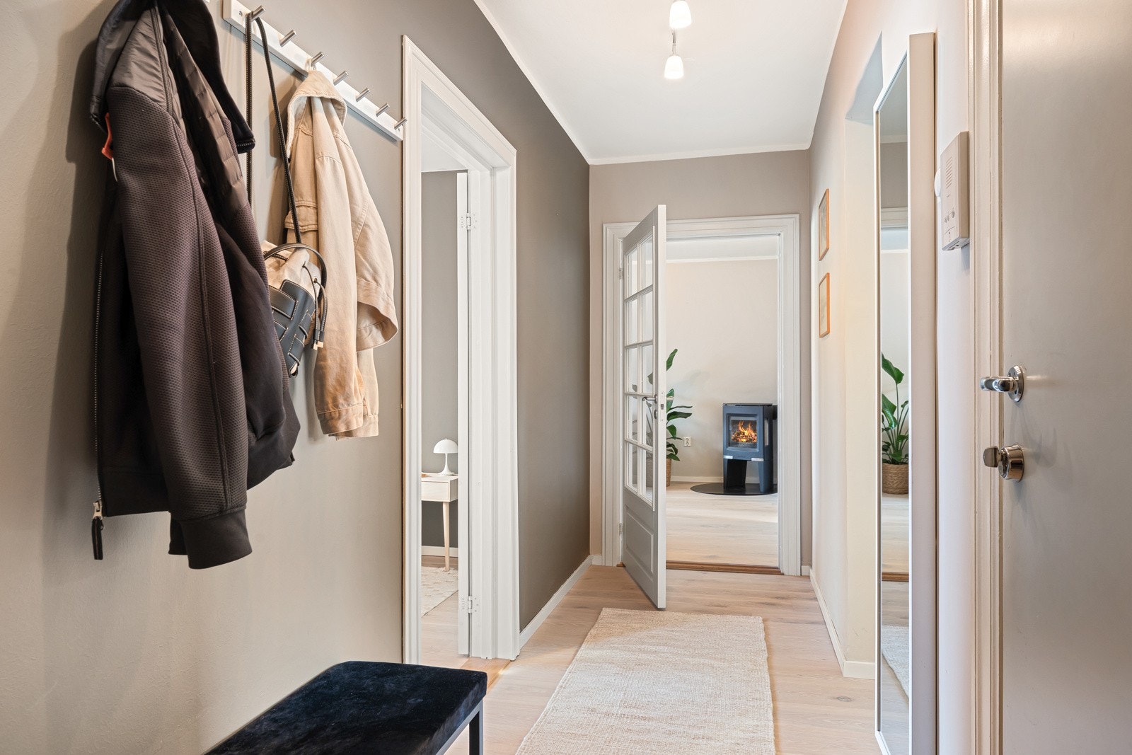 - En romslig gang hvor det er god plass til å henge fra seg yttertøyet, målt til 7,4 kvm - Galleribilde