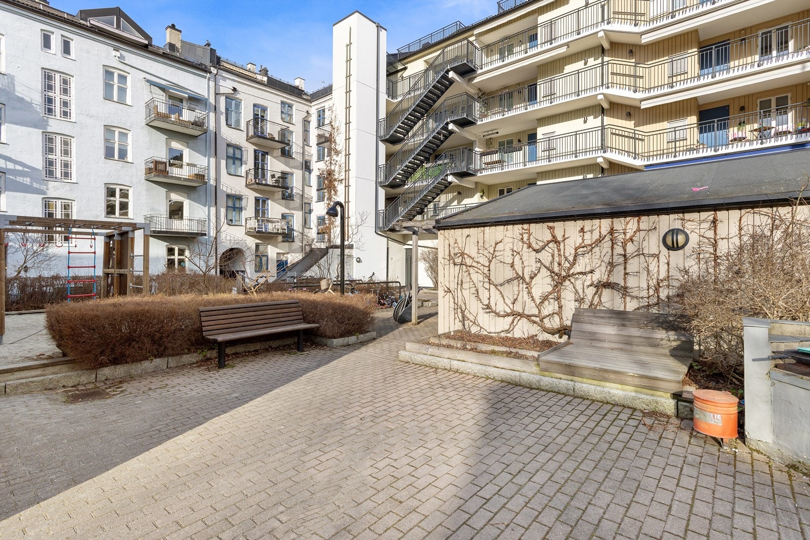 Leiligheten ligger i byggets 2. etasje. Galleribilde