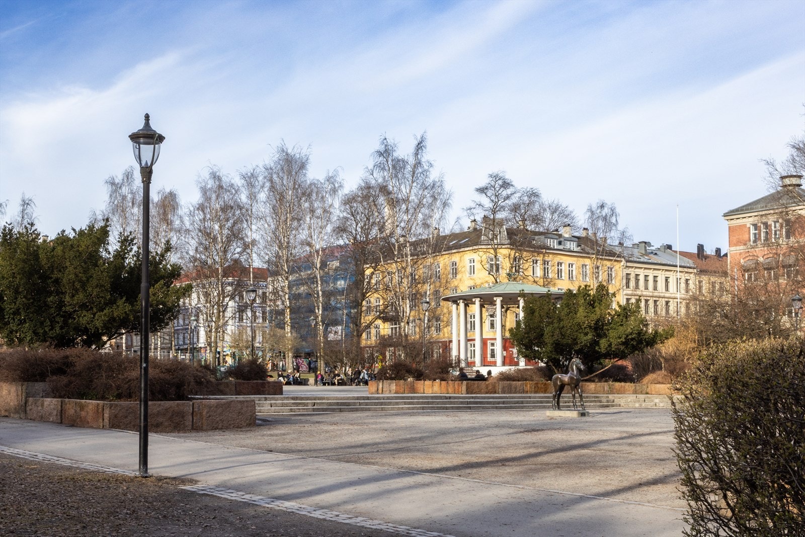 Birkelunden er kjent for et yrende liv med marked hver søndag og flere sitteplasser. Galleribilde