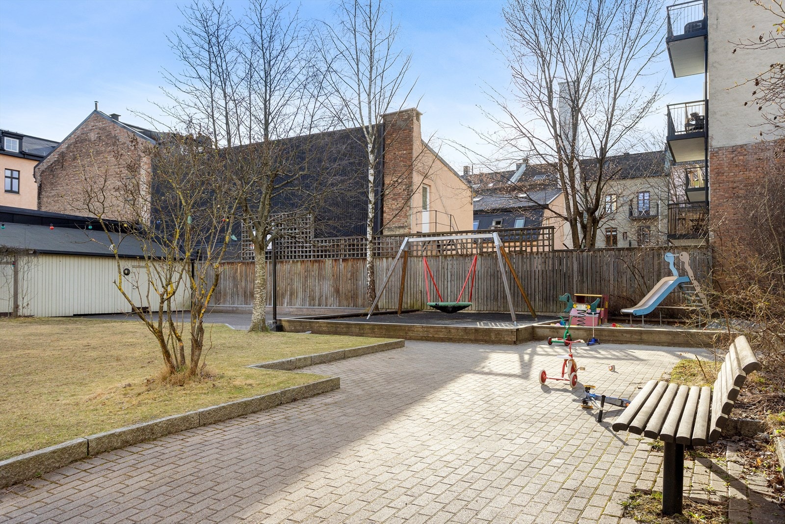 Bakgård. Galleribilde